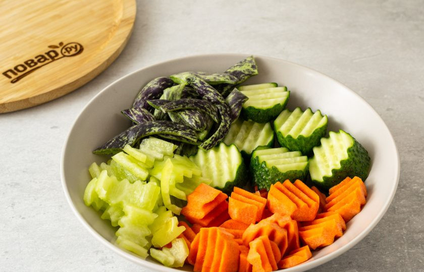 1. Этап. Армянские соленья: Огурец и морковь нарежьте толстыми ломтиками. Стручковую фасоль помойте, отрежьте хвостики, затем разрежьте на 2-4 части. У болгарского перца удалите семена, затем нарежьте ломтиками среднего размера.