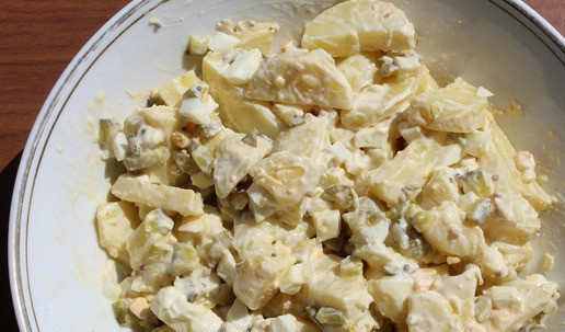 1. Этап. Картофельный салат: Влить заправку в салат и перемешать.