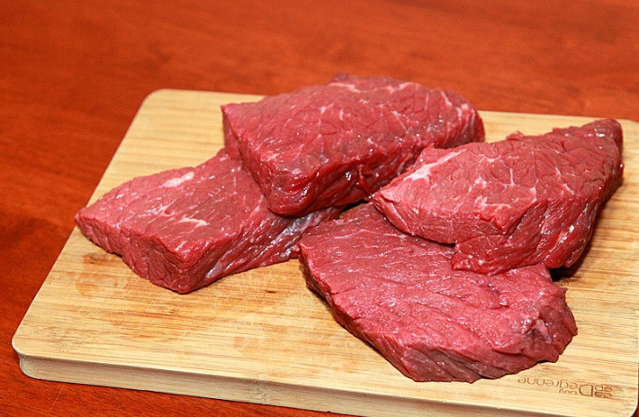 1. Этап. Говядина на сковороде гриль: Для начала нам нужно хорошенько промыть стейки и высушить их при помощи бумажных салфеток.