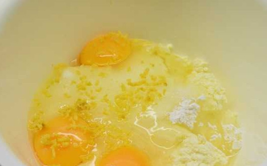 1. Этап. Царская ватрушка: 3. Для более интенсивного аромата добавьте цедру лимона.