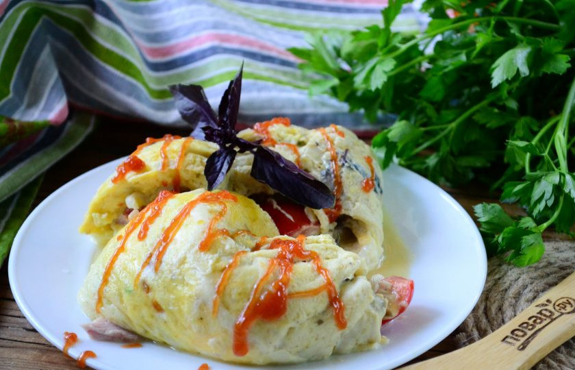 1. Этап. Воздушный омлет в пакете: Пакет разрежьте, а его содержимое переложите на тарелку. Омлет в пакете готов. Подавайте его с кетчупом или любым другим соусом. Приятного аппетита!