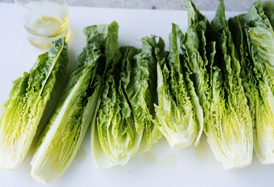 1. Этап. Салат Цезарь легкий: 8. Вымойте и обсушите салат. Можно нарезать его кубиками или оставить вот такими крупными листами. Если есть желание, можете слегка обжарить листья на гриле.