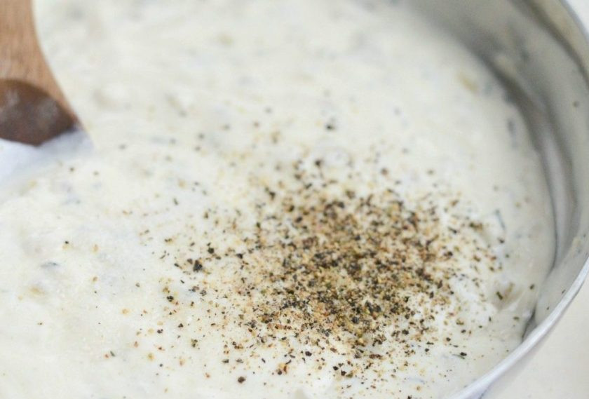 1. Этап. Картофель со сметаной и сыром: 6. А в конце добавьте сметану, соль и перец. Всё перемешайте.