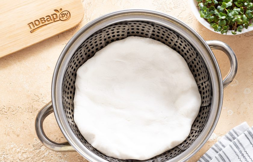 1. Этап. Тток: Смажьте растительным маслом дно пароварки. Переложите тесто, готовьте его на пару 20 минут.