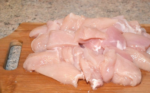 1. Этап. Начинка для шаурмы: Филе порежьте на кусочки и обжарьте до готовности на масле.