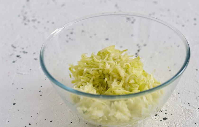 1. Этап. Оладьи из кабачков с кукурузой: Кабачок натрите на крупной терке, затем отожмите лишнюю жидкость.