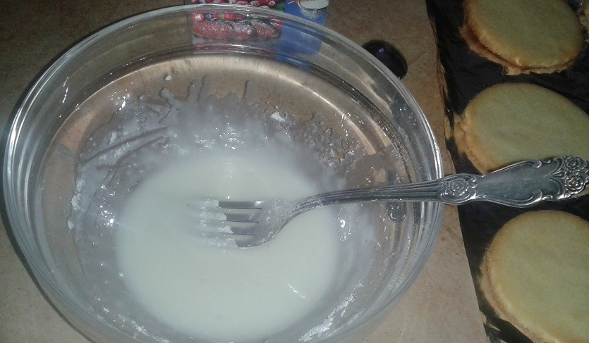 1. Этап. Печенье Пасхальные яйца: 6. В мисочке смешайте сахарную пудру с лимонным соком, должна получится вязкая светлая масса. Этой глазурью будем покрывать наше печенье.