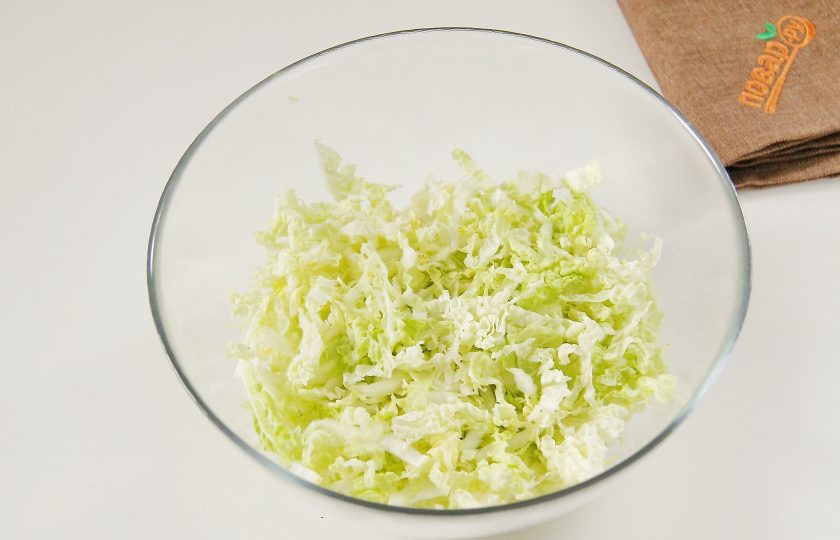 1. Этап. Новогодний салат Пятачок: Теперь можно приступить к приготовлению салата. У капусты снимите верхние листики и тонко нарежьте. Если капуста крупная, то лучше взять половину.