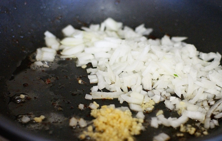 1. Этап. Салат с гребешками: 2. Снимите бекон с огня (использовать его в рецепт приготовления салата с гребешками можно целиком или нарезав небольшими кусочками) и отправьте на сковороду измельченный лук и чеснок.