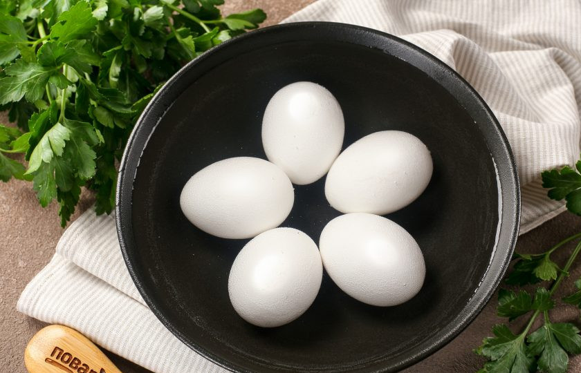 1. Этап. Яйца, запеченные в духовке: Яйца хорошо промойте и залейте горячей водой, чтобы они прогрелись и скорлупа не лопнула, если вам важен внешний вид. В это время можно включить духовку и прогреть до 180-200 градусов.