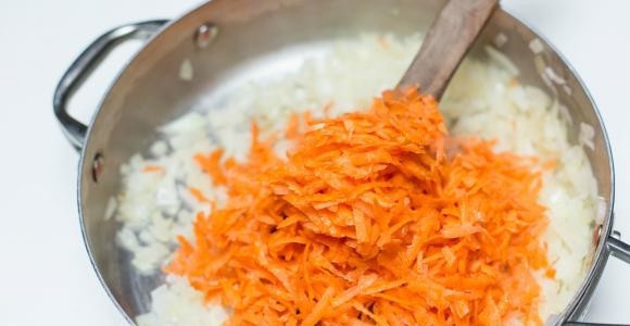 1. Этап. Котлеты с гречкой и фаршем: Затем овощи измельчите в блендере.