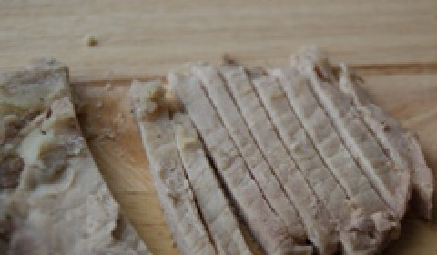 1. Этап. Салат Дракон: Вареную свинину нарезаем соломкой.