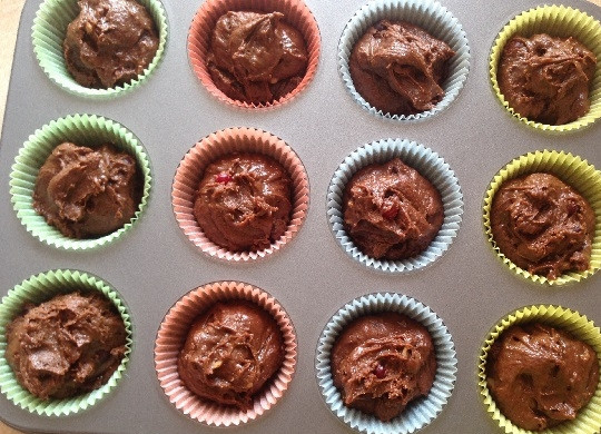 1. Этап. Очень шоколадные маффины с клюквой: 9. Раскладываем тесто по формочкам (я использовала бумажные формочки), теста хватит на 12 маффинов.