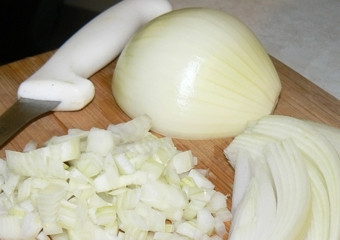 1. Этап. Капуста с грибами в горшочке: Мелко нарезать лук (я, впрочем, иногда нарезаю и полукольцами).