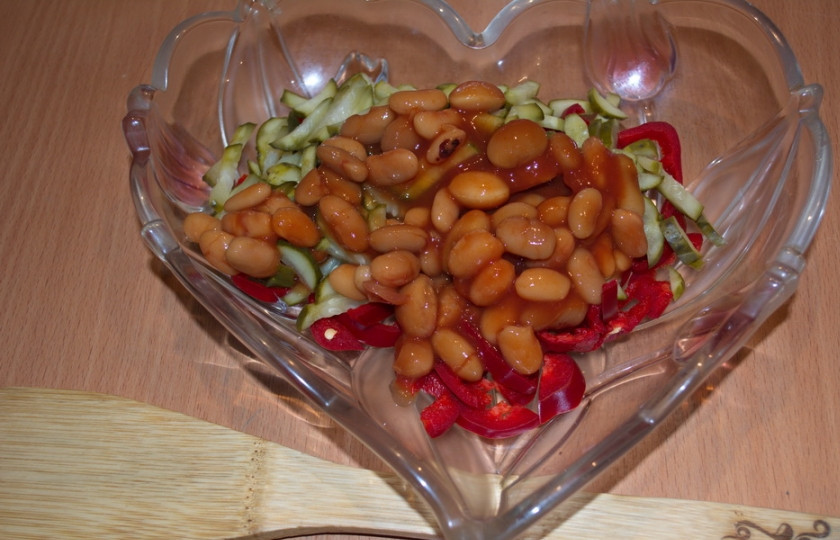 1. Этап. Салат Мазурка: Добавляем готовую фасоль в томатном соусе.