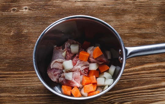 1. Этап. Рагу с курицей: 3. Лук, морковь и курочку отправьте в сотейник с небольшим количеством растительного масла. Обжарьте минут 10 на среднем огне, помешивая. Добавьте для пикантности чеснок, пропущенный через пресс.