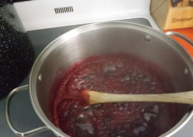 1. Этап. Сироп из смородины: 5. Сироп затем перелить в кастрюлю и отправить на огонь. Довести до кипения и он готов. При желании такой сироп можно отправить в стерилизованные баночки и заготовить на зиму.
