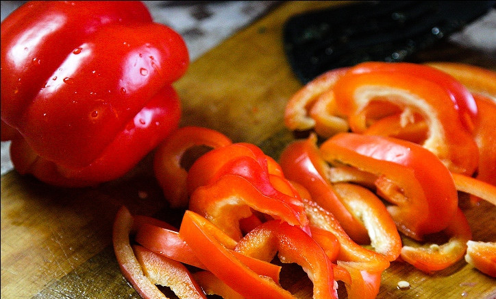 1. Этап. Печень с болгарским перцем: Перец нарезаем соломкой.