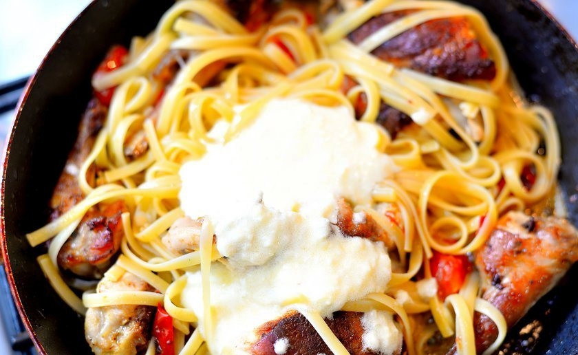 1. Этап. Фетучини с кроликом: 5. Смешайте лапшу, мясо и овощи в одной тарелке, а перед подачей украсьте блюдо чесночным соусом.