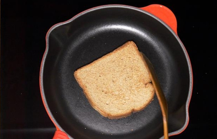 1. Этап. Бутерброды на шпажках: 2. Нарежьте хлеб ломтиками и обжарьте на сковороде до образования хрустящей корочки.