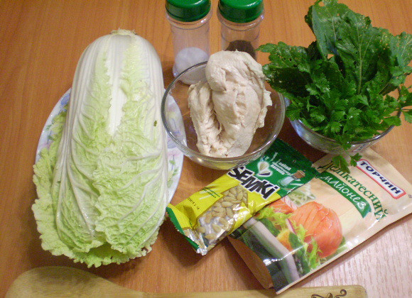 1. Этап. Салат Дамский угодник: Отварите куриное филе в соленой воде до готовности. Охладите. Капусту и зелень вымойте.