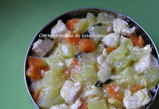 1. Этап. Летнее рагу из курицы с овощами: Сверху добавьте приготовленное рагу, слегка утрамбуйте.