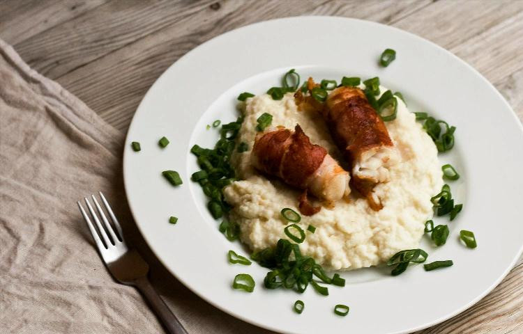 1. Этап. Треска с цветной капустой: Кусочки трески в беконе хорошо обжарьте на разогретой сковороде. Подайте на стол теплое пюре из цветной капусты с ломтикам трески в беконе.