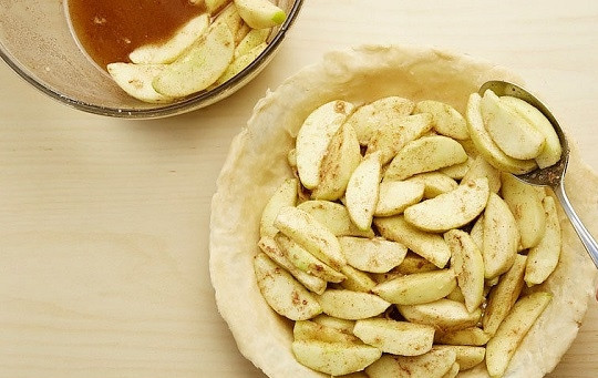 1. Этап. Закрытый яблочный пирог: 6. Один пласт теста выложите в жаропрочную форму. Сверху распределите начинку.