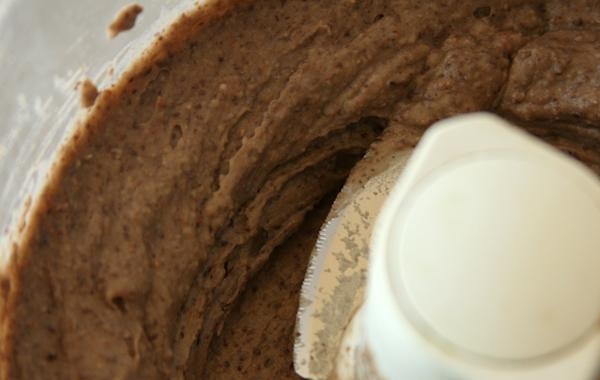 1. Этап. Шоколадные пирожные с фасолью и авокадо: 2. Перемешивать в кухонном комбайне до тех пор, пока смесь не станет напоминать пюре, примерно 4-5 минут.