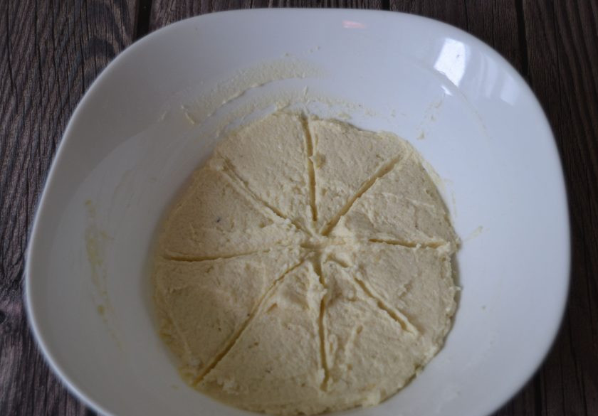 1. Этап. Сырники из рикотты: Чтобы сырники получились одинаковых размеров, разметьте тесто для сырников на равные сектора, например на 8.