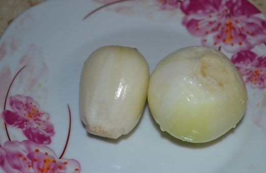 1. Этап. Картофляники из сырой картошки: 2. Также очистите и лук. Использование его в рецепт приготовления картофляников из сырой картошки помогает сохранить цвет картофелю в процессе.