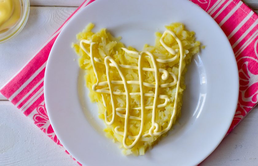 1. Этап. Новогодний салат Крысенок: Смажьте майонезом.