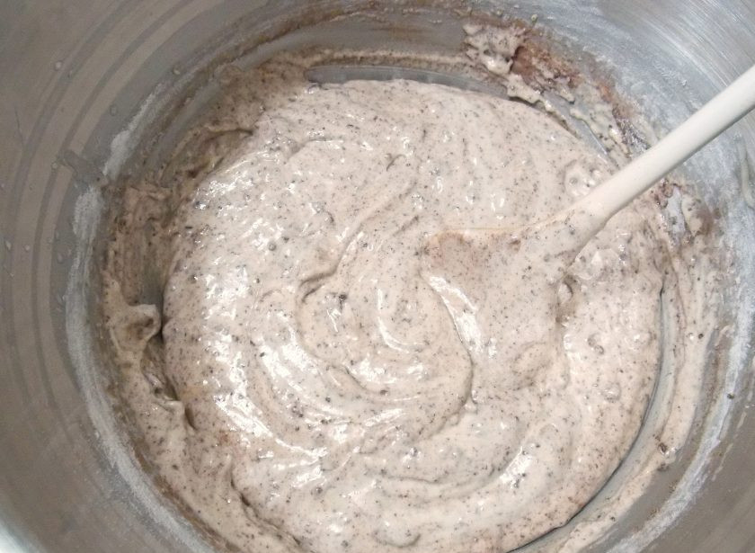 1. Этап. Торт с шоколадной крошкой: Аккуратно перемешайте, чтобы масса осталась воздушной. От этого будет зависеть мягкость и воздушность торта.