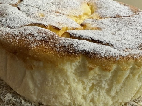 1. Этап. Творожное облачко: После выпекания приоткрываем дверцу духовки на 20 минут. Достаем запеканку и даем полностью остыть - это важно, теплая запеканка будет разваливаться и плохо резаться ножом.