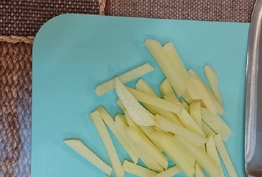 1. Этап. Картофель фри моей мечты: 3. Нарезаем картофель брусочками. Толщина брусочка около 0,5-1 см, но не более. Все брусочки должны быть одинакового размера для того, чтобы они равномерно прожарились.