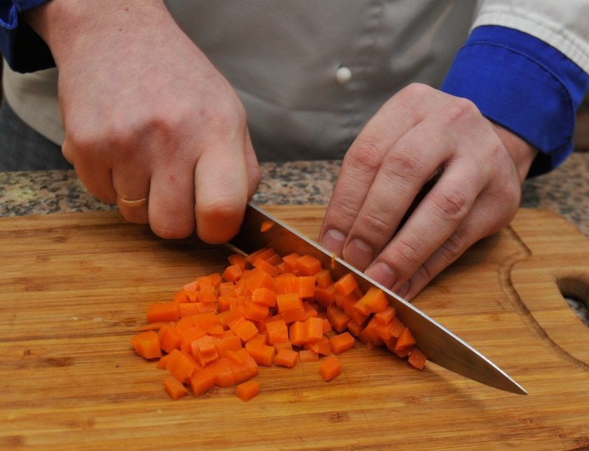 1. Этап. Салат с отварным языком: 2. Остывший картофель нарезаем кубиками небольшого размера. Соленый огурец нарезаем таким же способом. Морковь тоже шинкуется кубиками.