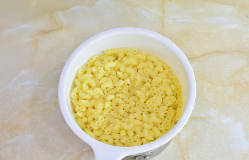 1. Этап. Макароны с фаршем и белыми грибами: Готовые макароны откиньте на дуршлаг и пролейте холодной водой. Оставьте постоять, чтобы стекла лишняя вода.