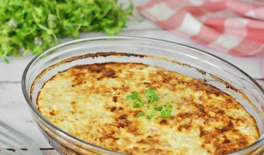 1. Этап. Запеканка из куриного фарша с вермишелью: Поместите форму в нагретую духовку. Запекайте при температуре 160-180°С около 30 минут до румяной корочки.