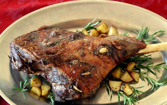 1. Этап. Нога ягненка: Затем убавьте жар до 180 градусов и запекайте еще 20-25 минут. Блюдо готово!