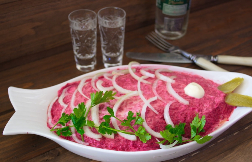 1. Этап. Селедка под шубой классический рецепт: Украсьте салат произвольно перед подачей и подайте к столу.