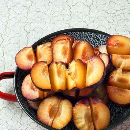 1. Этап. Открытый сливовый пирог: Пока тесто подходит, нарежем на четвертины наши сливы. Можно разрезать не до конца, чтобы формировалась эдакая гармошка - как на фото.