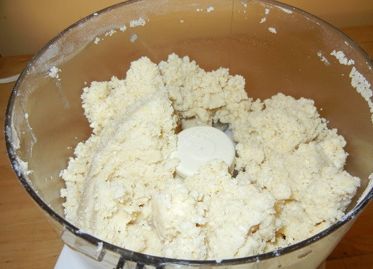 1. Этап. Рисовый пирог: 2. Разотрите все в однородную крошку. Вбейте 1 яйцо и добавьте ледяную воду.