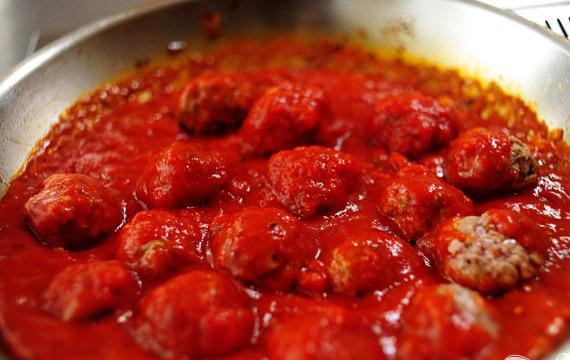 1. Этап. Мини-сэндвичи с фрикадельками: 3. Налить в сковороду банку с соусом Маринара, осторожно перемешать в соусе фрикадельки. Накрыть сковороду крышкой и жарить в течение 20 минут.