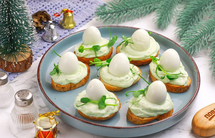 1. Этап. Канапе Яйца змеи: Выложите праздничные канапе на тарелку и подайте к столу. Творожный крем можно приготовить заранее и подсушить ломтики багета тоже, чтобы под рукой были уже готовые ингредиенты. Приятного вам аппетита!