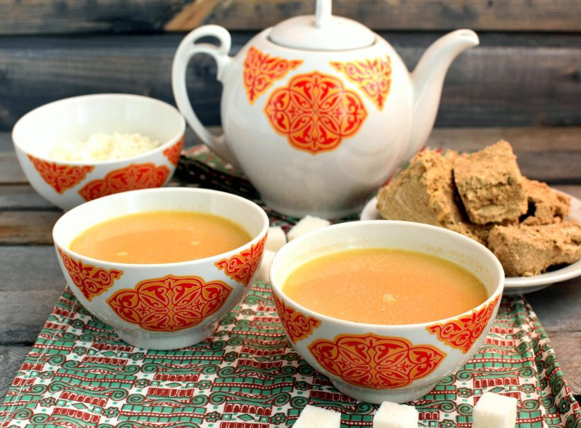 1. Этап. Чай по-тувински: Подавайте с поджаренной ячменной мукой и простыми сладостями – кусковым сахаром, халвой, жареными лепешками. Приятного чаепития!