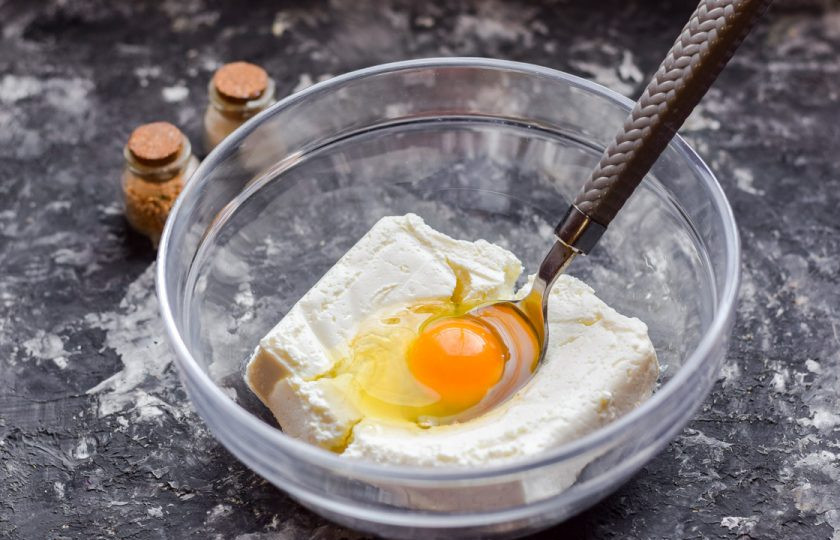 1. Этап. Сырники для диабетиков: Творог выложите в миску, добавьте маленькое яйцо или белок.