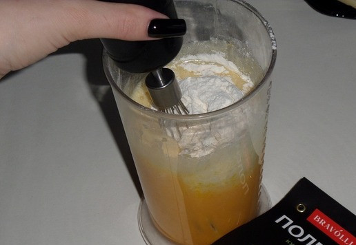 1. Этап. Кукурузно-тыквенный кекс с изюмом: Добавляю просеянную муку.