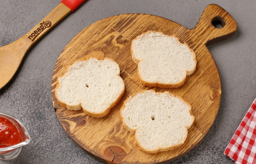 1. Этап. Мини-пицца на батоне в духовке: Батон нарежьте тонкими кусочками.