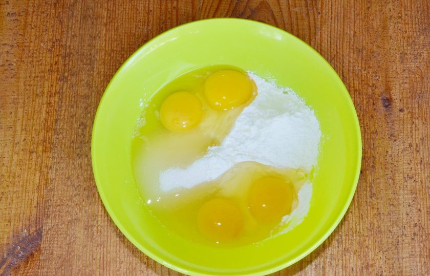 1. Этап. Торт с корицей: Тем временем можно заняться кремом. В глубокой мисочке взбейте сахар, яйца, корицу и крахмал.