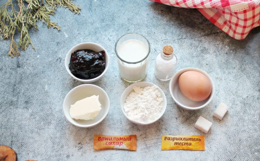 1. Этап. Кексы с вареньем: Подготовьте все необходимые ингредиенты для приготовления кексов с вареньем.